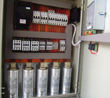 Banco automático de capacitores para correção de fator de potência